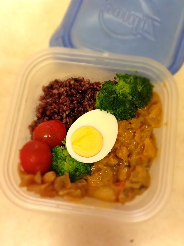 Today's lunch box. chicken curry with brown rice.|hoppycowさん