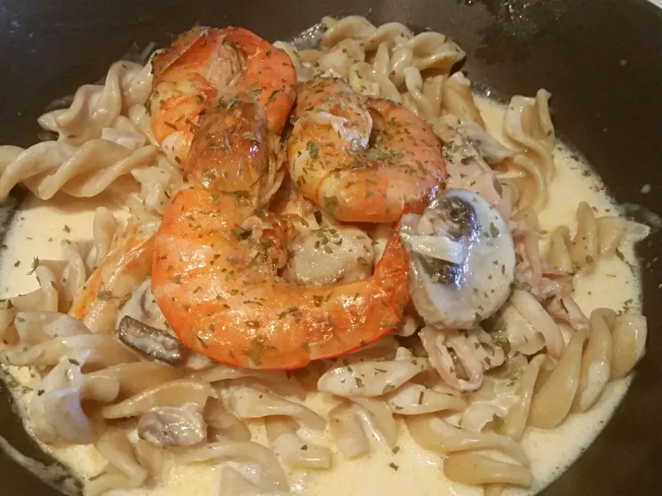 wholewheat fusilli seafood carbonara|aishahrazakさん