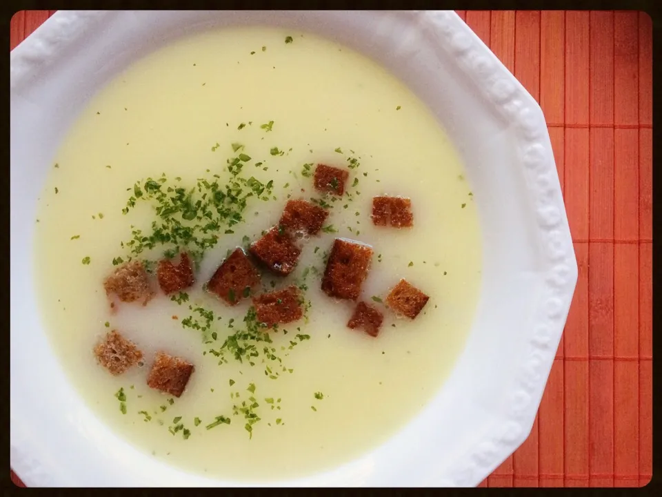 Creamy asparagus soup served with crunchy croutons 🍞 healthy and delicious|CatzeMDさん