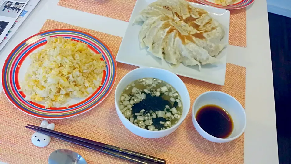 今日の夕食 餃子、卵炒飯、わかめスープ|pinknari🐰🌈さん