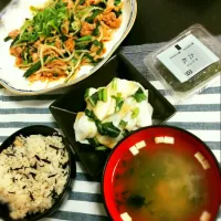 Snapdishの料理写真:✡豚肉ともやしの香味炒め✡めかぶ✡かぶの浅漬け✡ひじきご飯✡あおさのお味噌汁|もこハムさん