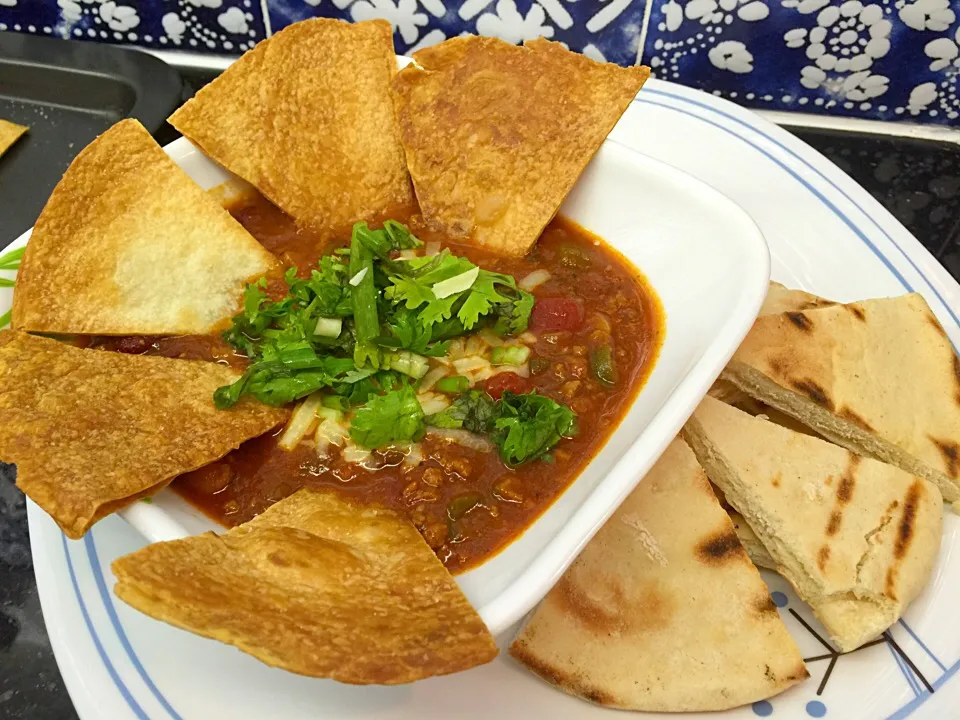 Our hearty meal this evening. A bowl of homemade chili serve with pita bread and homemade Chips|Colleen Teoさん