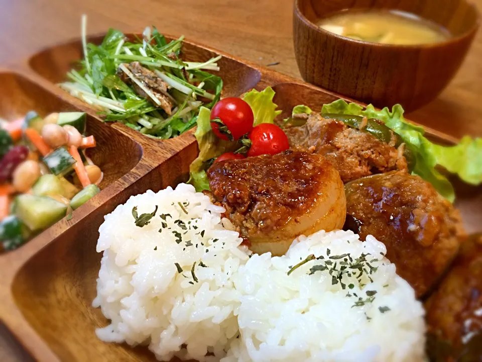 Snapdishの料理写真:新玉ねぎとピーマンの肉詰めプレートご飯😋|RieRie☻さん