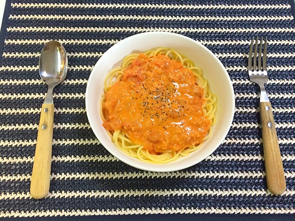 Snapdishの料理写真:蟹缶トマトクリームパスタ|たまさん