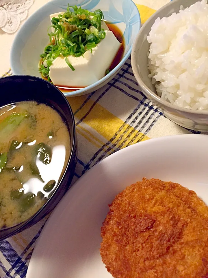 冷奴〜ネギと柚子胡椒とコロッケときぬさやとワカメ葉のお味噌汁|satoko❤︎さん