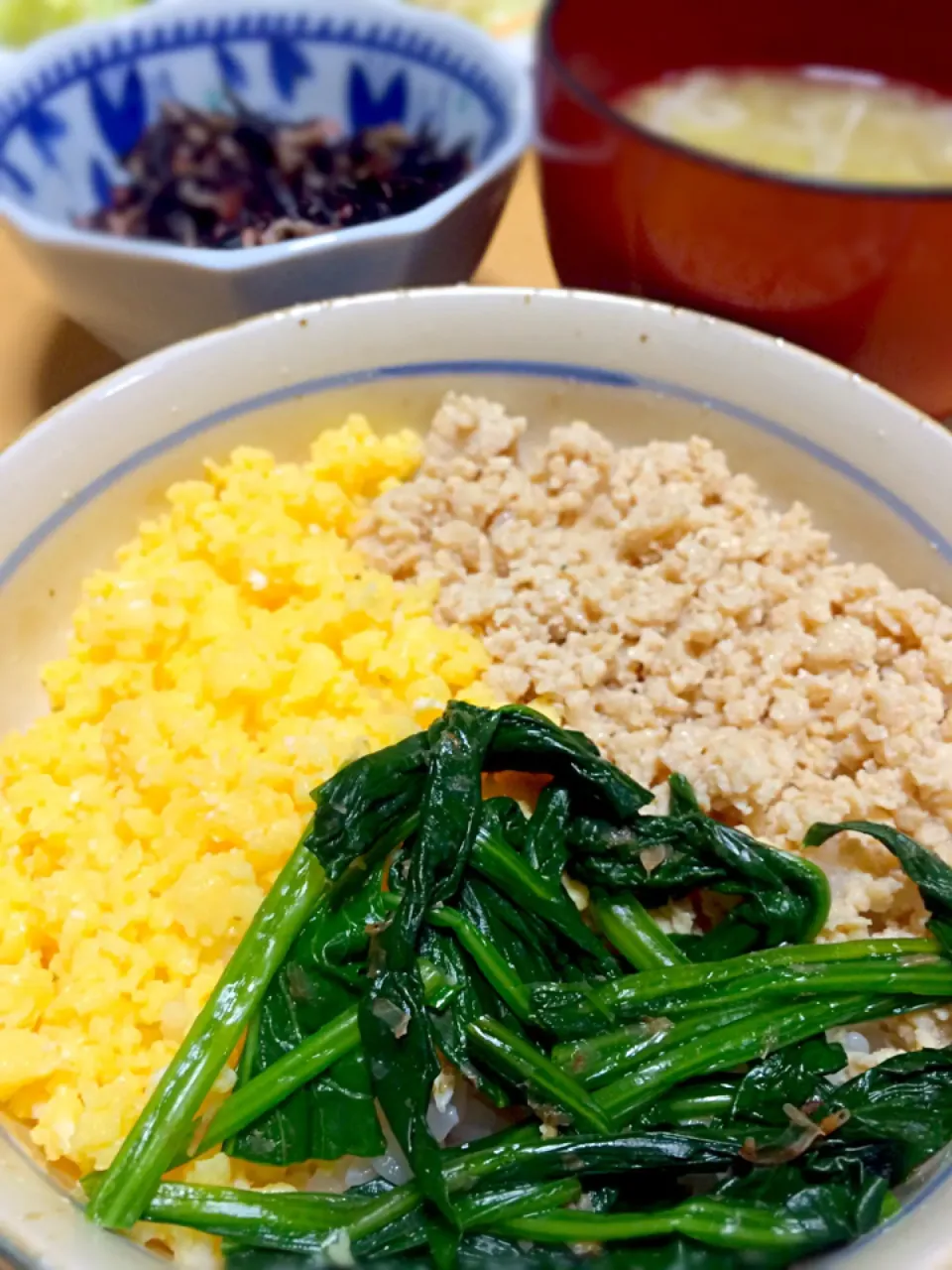 3色そぼろ丼、ひじきとしらすのカリカリ梅煮|eomoioさん