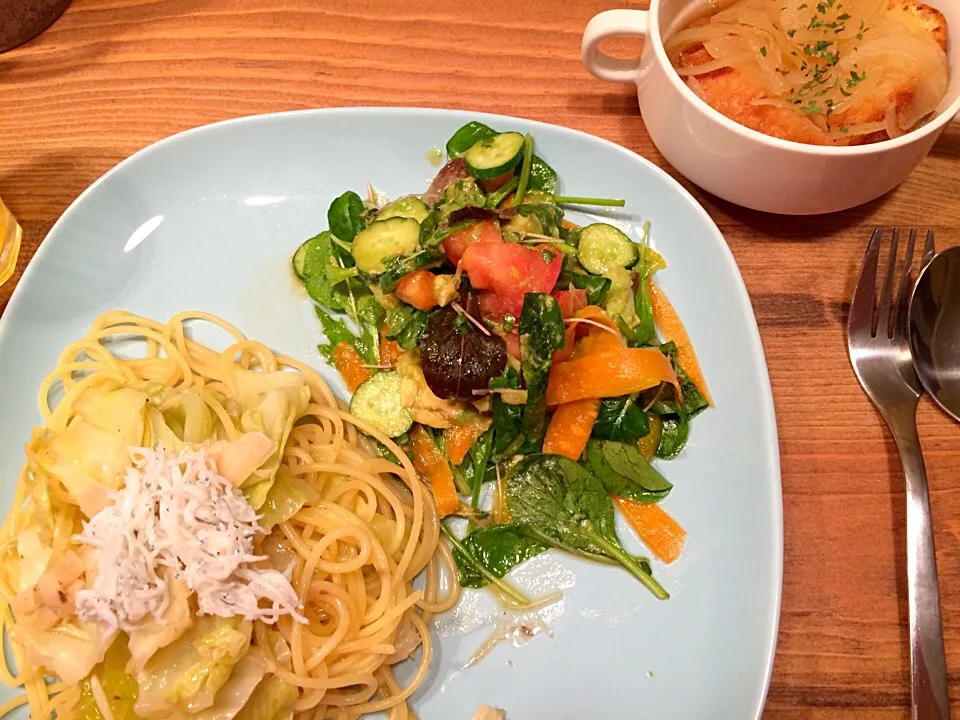 シラスとアンチョビの和風パスタと彩り野菜のサラダとオニオングラタンスープ|Tomomiさん