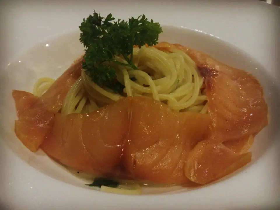 aglio olio spaghetti with smoked salmon|mandychiaさん