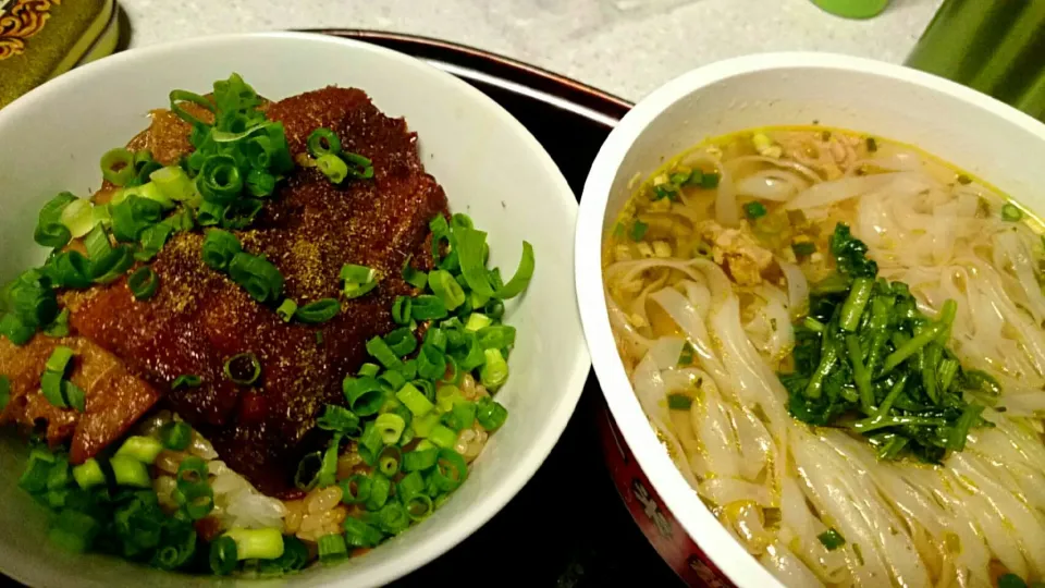 にしんの蒲焼缶詰丼とカップフォー自家製パクチーオイル漬け|あまねさん