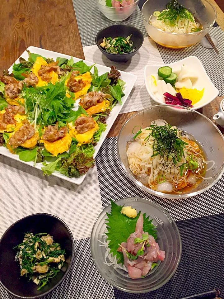 Snapdishの料理写真:今日は豚バラ乗せ豆腐のピカタ、鯵のたたき、オカヒジキと長芋、油揚げの黒胡麻和え、お漬物、お素麺🍃|まみりんごさん