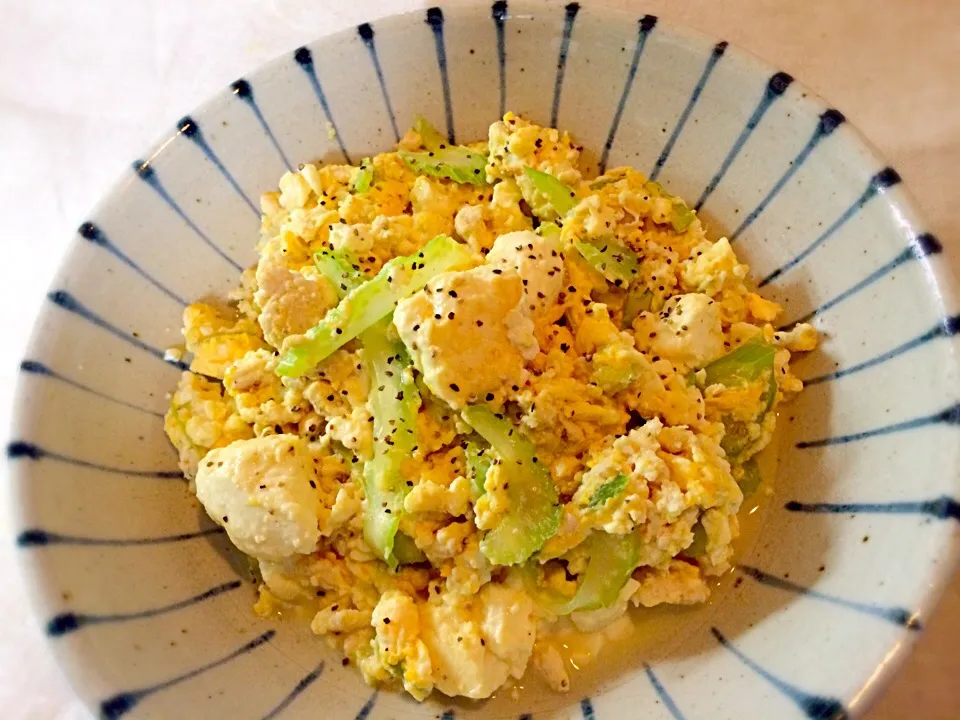 セロリと鶏ひき肉のチャンプルー|ぷっくりんこ💙さん