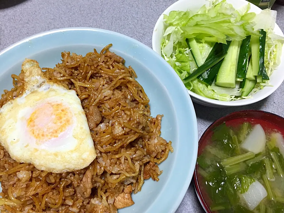 そばめし(肉入り)、サラダ(胡麻ドレッシングで)、カブ味噌汁|ms903さん