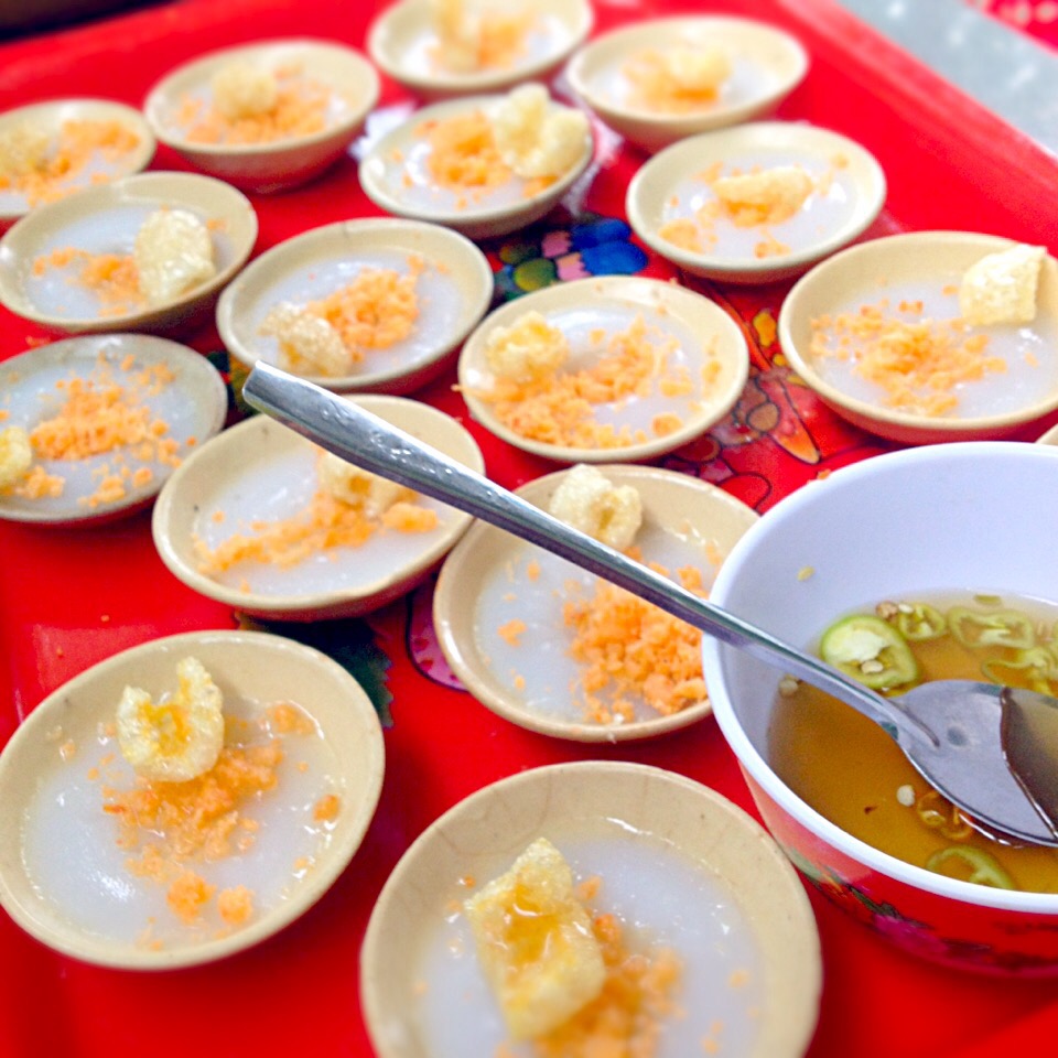 旅で出会った美味しい食事   バインベオ   ベトナムフエの米粉を蒸したもの