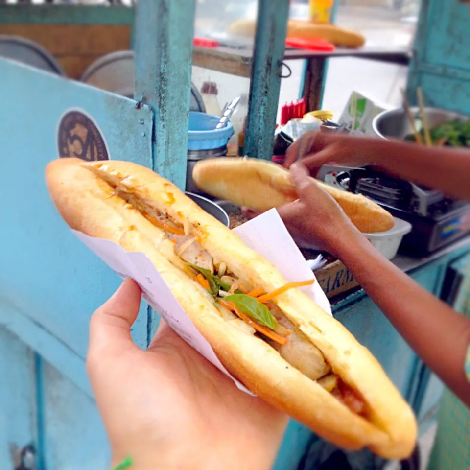 旅で出会った美味しい食事   フエのバインミー   お肉と野菜数種類と美味しいタレ|mindiaさん