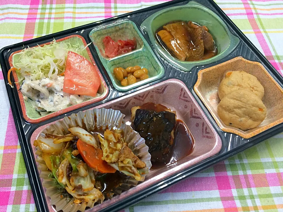 Snapdishの料理写真:鶏の照り煮 日替わり弁当 豊川市宅配|Naokazu Kuritaさん