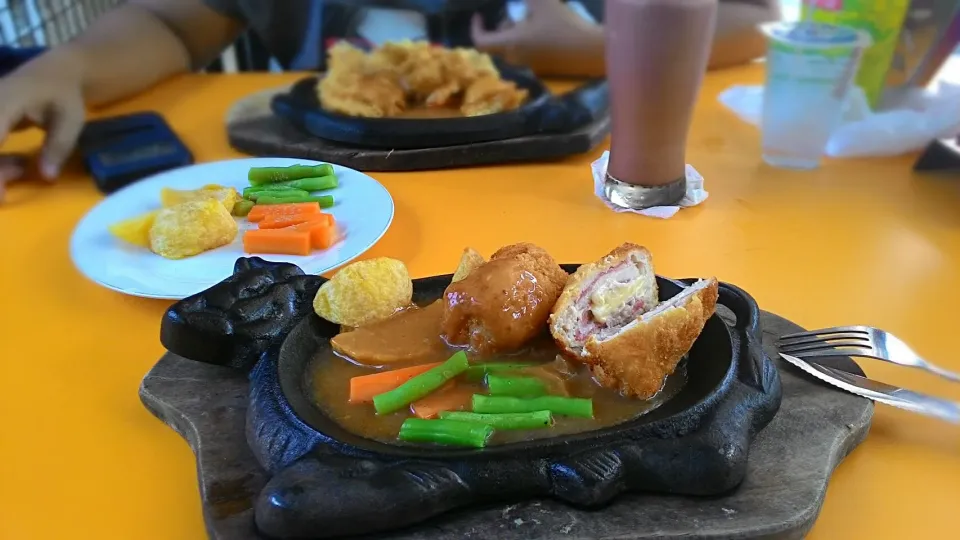 Chicken Cordon Bleu Steak by Waroeng Steak #steak #chickensteak #cordonbleu|Atika Mutiara Insaniさん