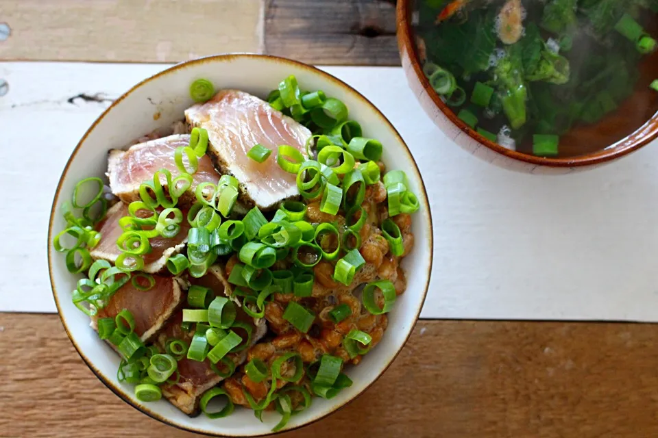 朝ごはんの鰹タタキ、納豆丼です|もも太郎さん