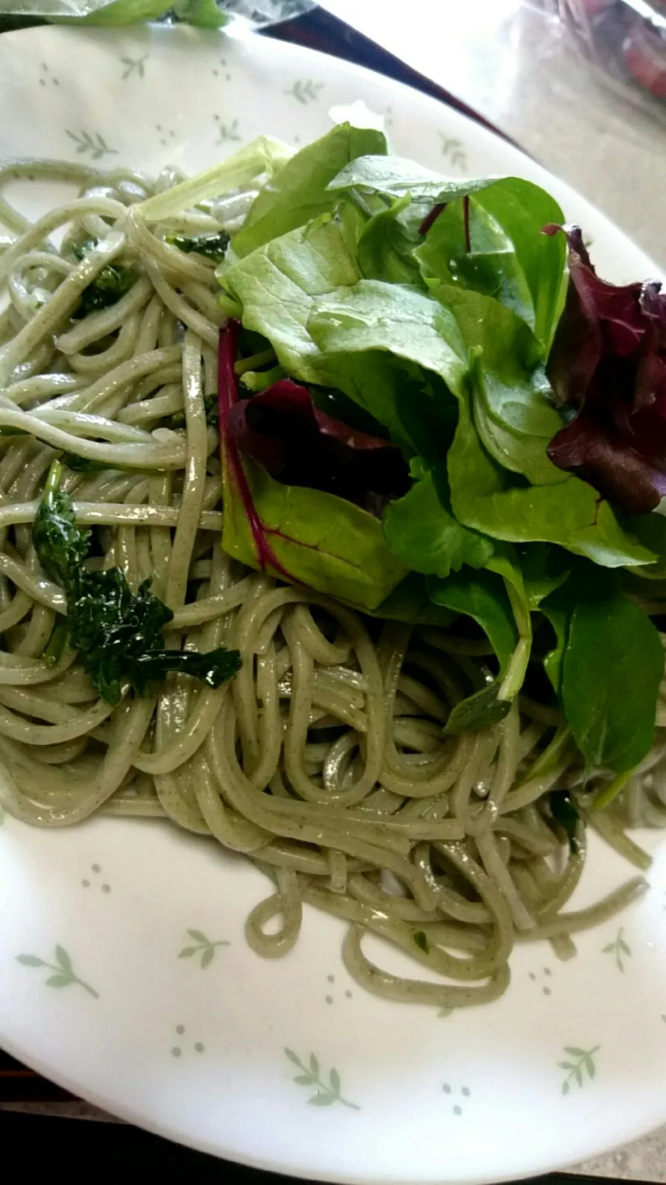 よもぎ麺でサラダ麺！パクチーオイル漬けも乗ってます(●´ω`●)|あまねさん