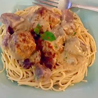 Garlic meatballs with herb noodles and rustic vegetables in a cream sauce.|Ashley Lairdさん