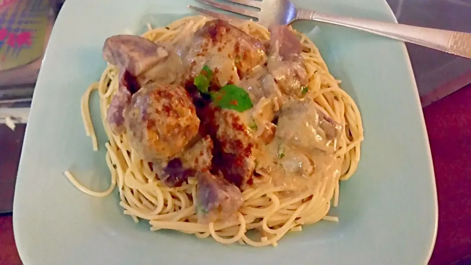 Garlic meatballs with herb noodles and rustic vegetables in a cream sauce.|Ashley Lairdさん