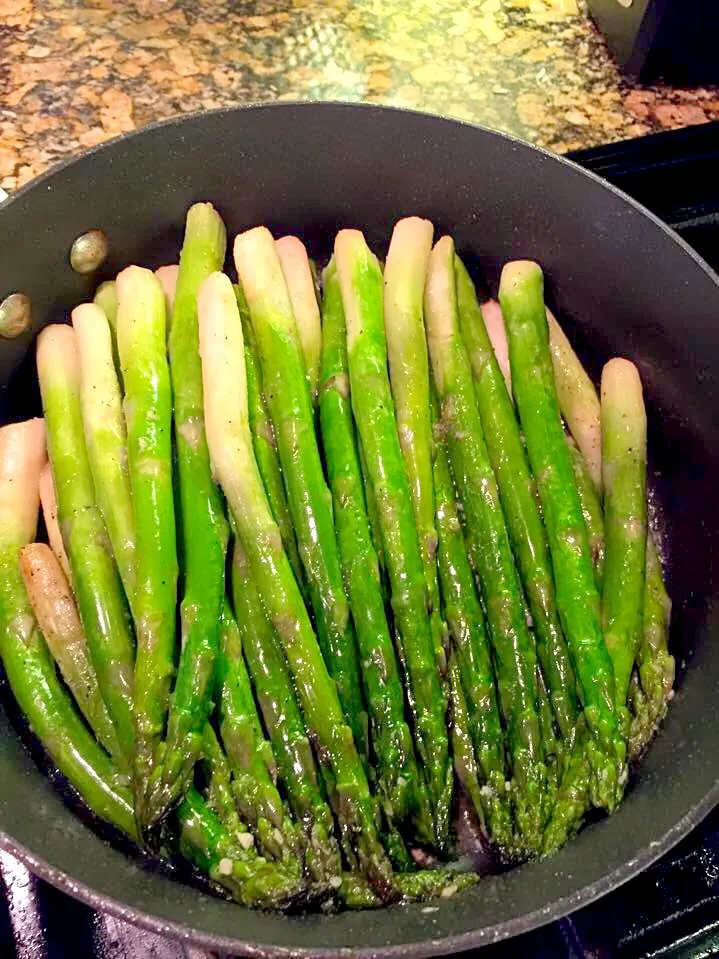 Buttered-Garlic Asparagus|Alma's Home Kitchenさん