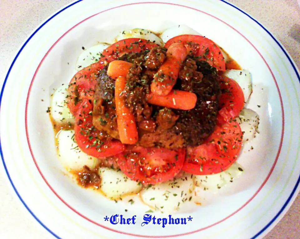 Vegi Burger Seasoned In Sauce w/ Steamed Baby Carrots w/ Fresh Sliced Cucumbers
Garnish : Oregano Flakes|Chef Stephonさん