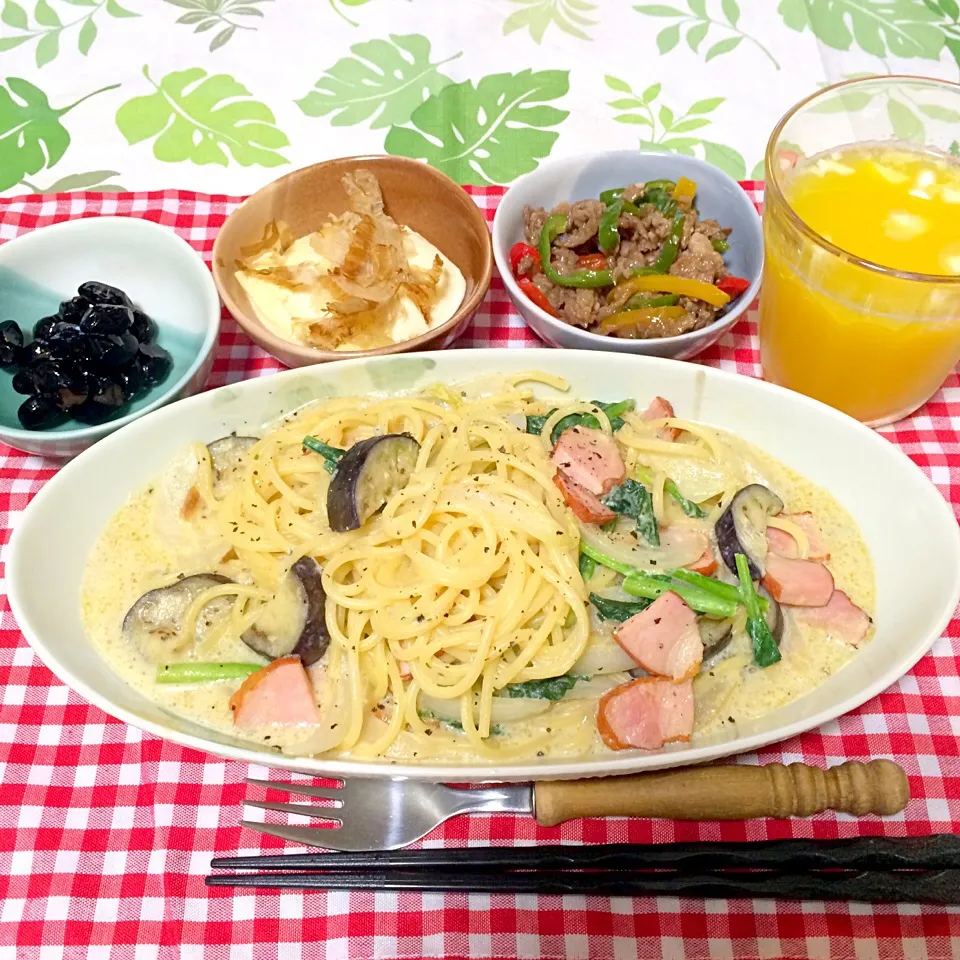 ランチ〜☀️豆乳クリームパスタ（ニンニクで炒めて味付けはコンソメと塩コショウ）チンジャオロース、煮豆、冷奴|♥️さん