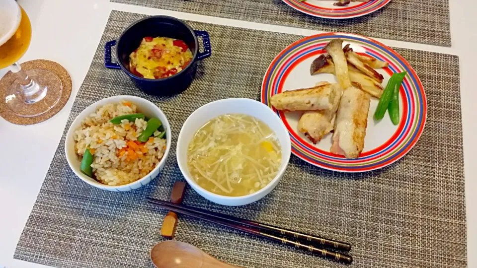 今日の夕食 チーズ入り鶏ささみロール、トマトのタルタルソース焼き、スナップえんどうの炊き込みご飯、えのきの白だし卵スープ|pinknari🐰🌈さん