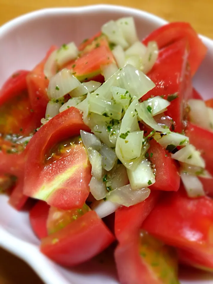 Snapdishの料理写真:トマトのサラダ🍅酢タマネギとバジルペーストのドレッシング|Yu Yu mamaさん