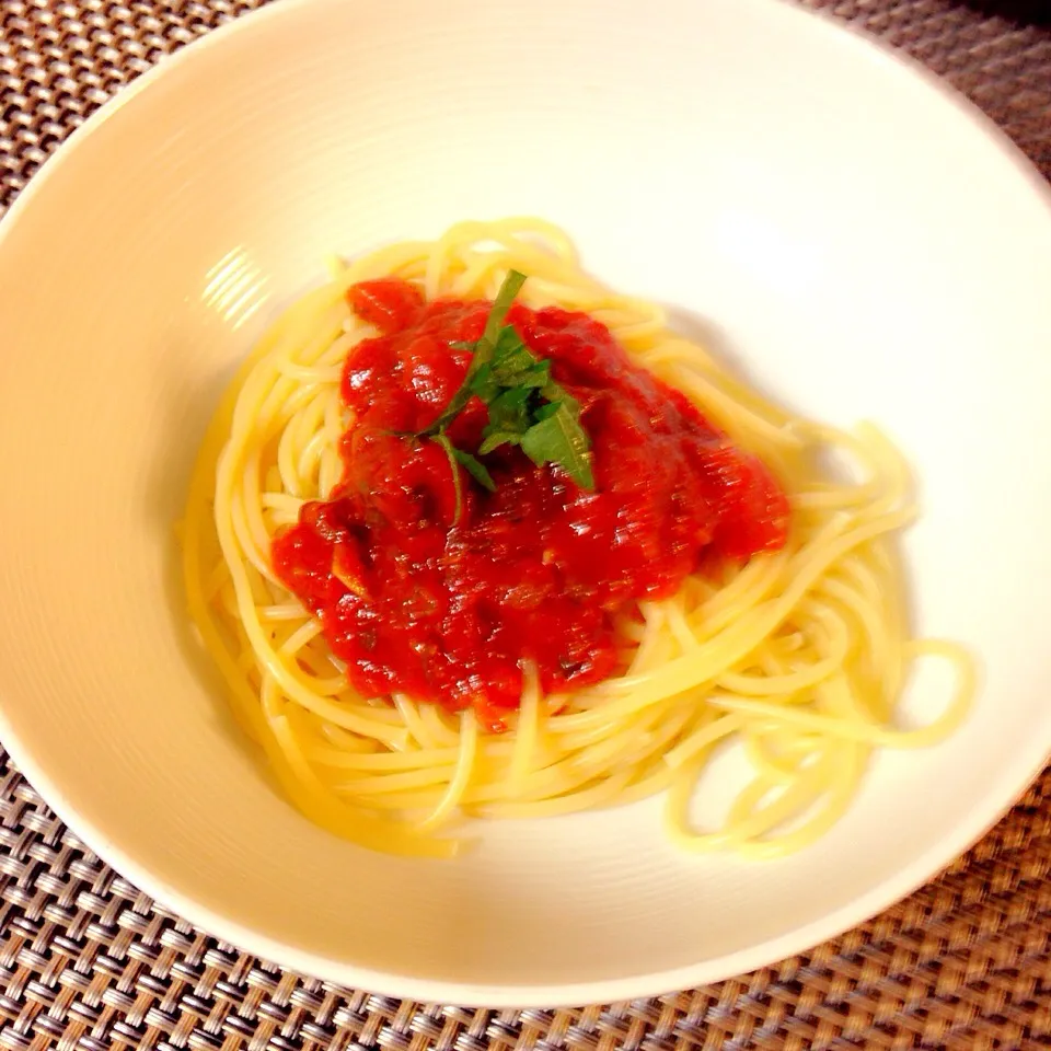 トマトパスタ♪と思いきや、梅風味の和風パスタです🌟トマトにはちみつ梅を混ぜてバジルの代わりに大葉を入れてね♪|あーるさん