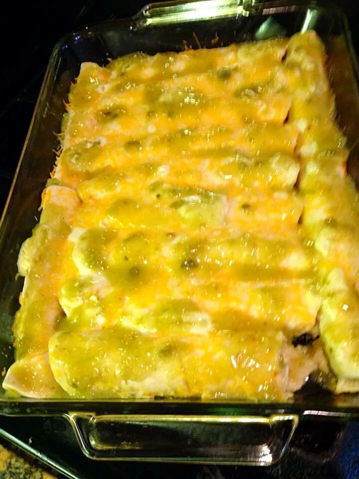 Chicken Enchiladas,  top with salsa verde|Alma's Home Kitchenさん