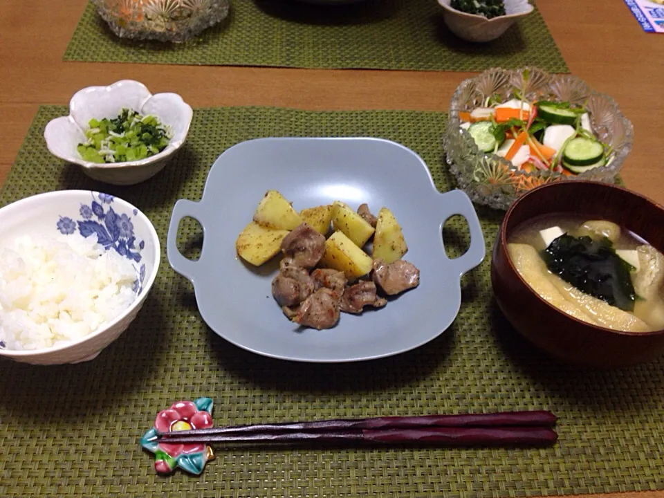 鶏肉とジャガイモ香草焼☆サラダ☆カブの葉ジャコ炒め☆お味噌汁☆|Milfeliceさん