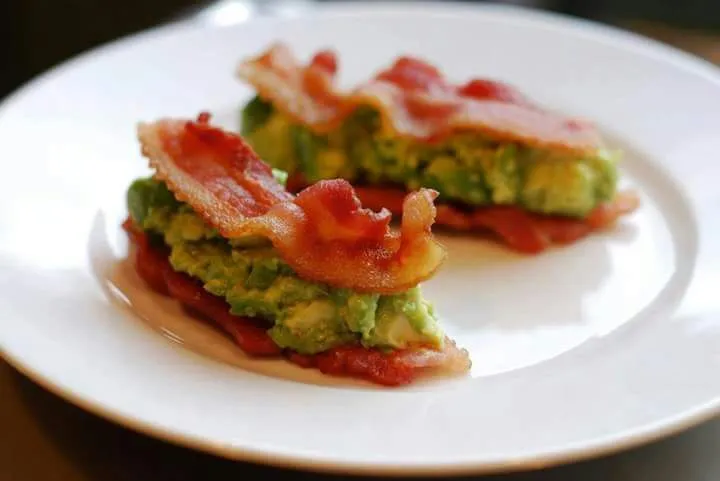 Snapdishの料理写真:bacon and guacamole sandwich|CHUENCHAIさん