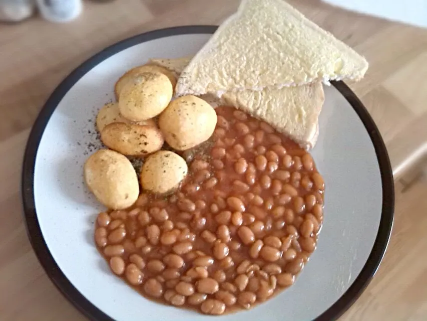 BBQ Beans, Garlic Roasted Potatoes, and buttered bread. #cheap #filling #studentmeals #onions|VViet food boyさん