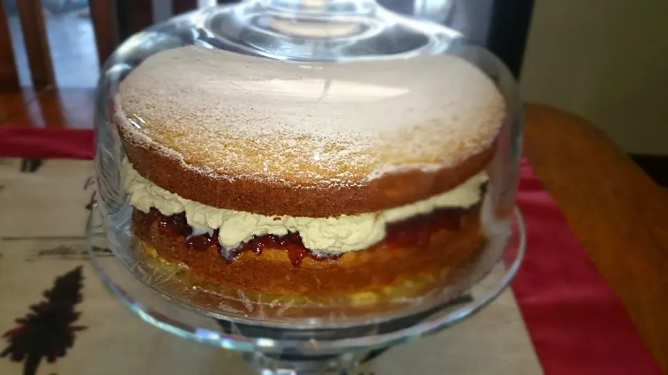 Classic Victoria Sponge #letthemeatcake #wrongqueen #whippedcream #jam|Charlotteさん