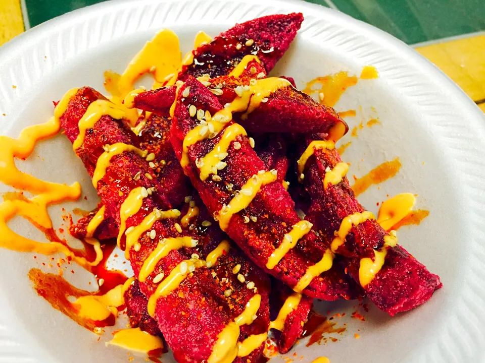 Fried Beets w/ firecracker glaze, Spicy mayo & topped off toasted sesame seeds.|Humberto f. gonzalezさん