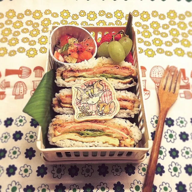 Pepper Ham Cutlet Rice Sandwiches (Tatami Onigiri) Lunch box. ペッパーハムカツたたみおにぎり弁当、トムジェリと一緒！|Yuka Nakataさん