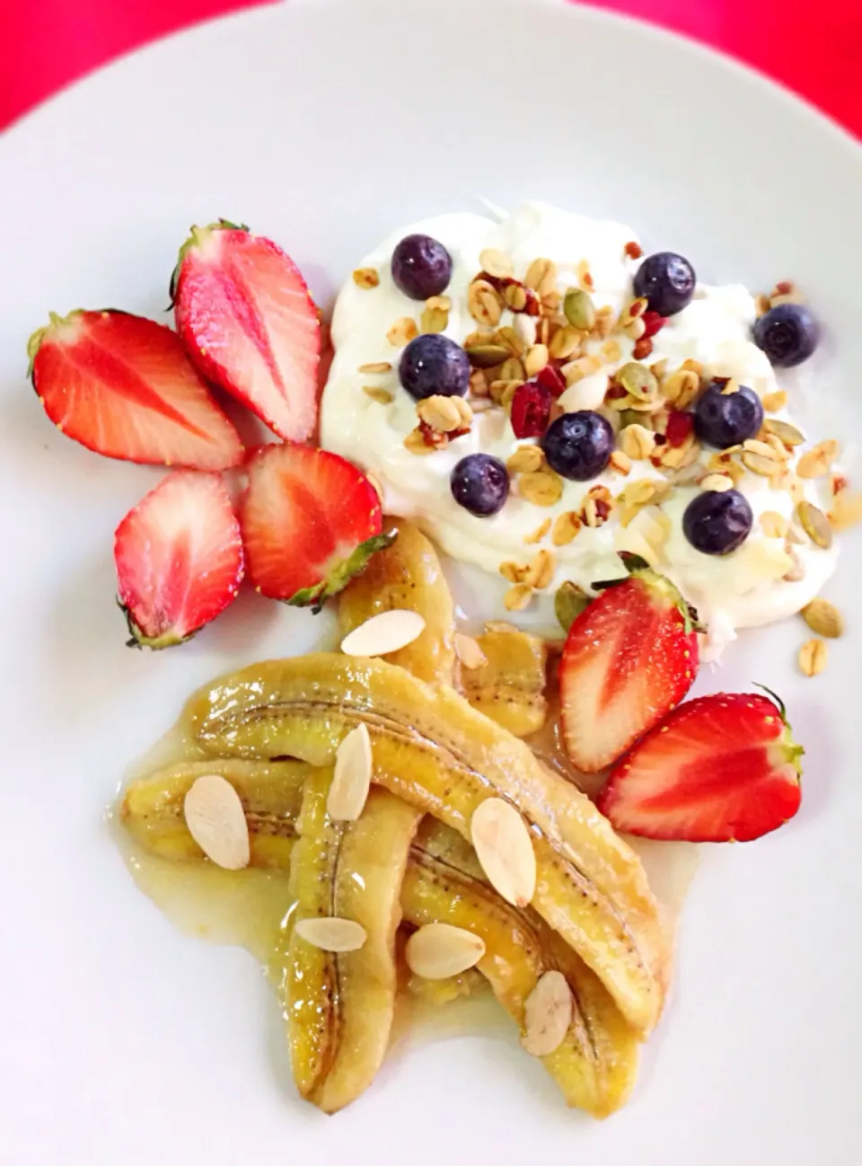 Breakfast of caramelized bananas 🍌, Greek yogurt, granola, strawberries 🍓, blueberries|coxiella24さん