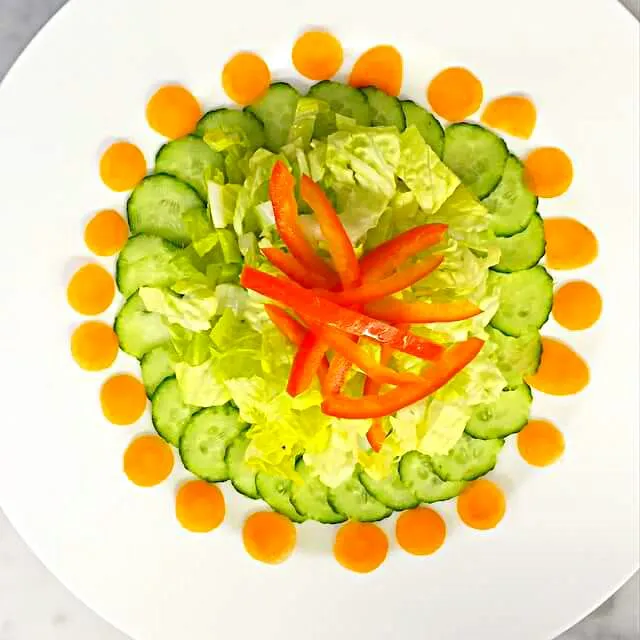 simple salad,red bell pepper Lettuce  cucumber carrots|CHUENCHAIさん