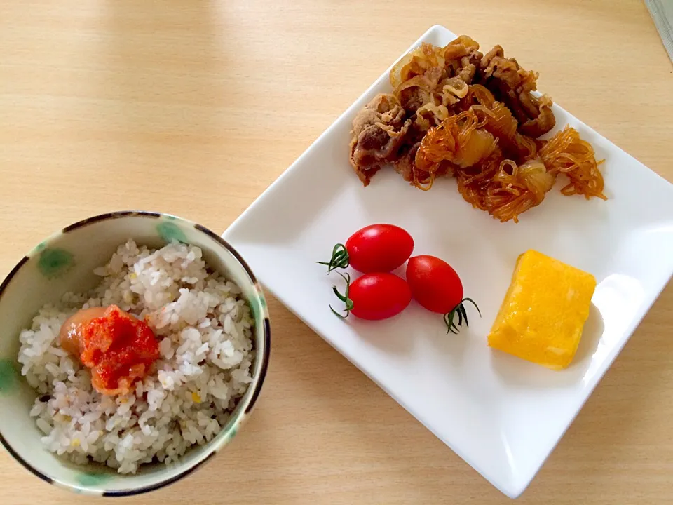 ママが作ってくれたあさごはん。豚肉と白滝の煮物、卵焼き、トマト、雑穀米、明太子|りょうさん