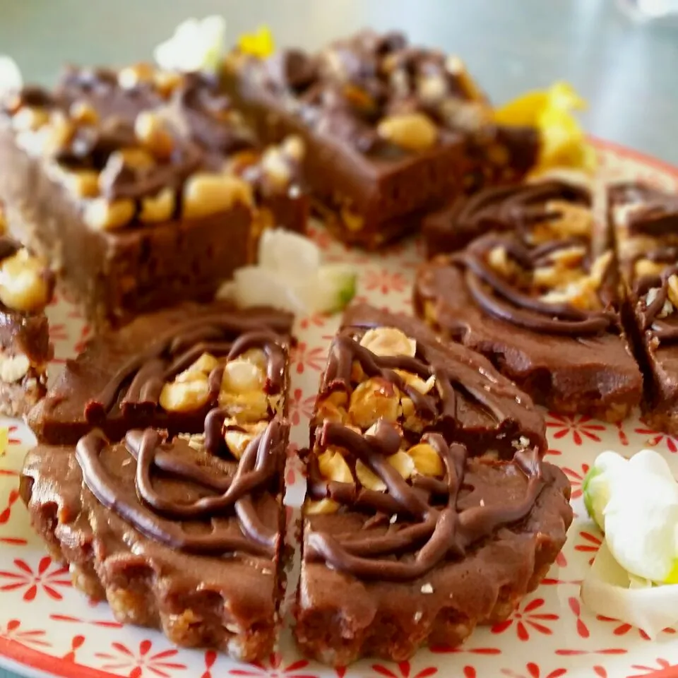 Raw Chocolate Hazelnut & Salted Caramel Peanut Tarts|hello sweetpea!さん