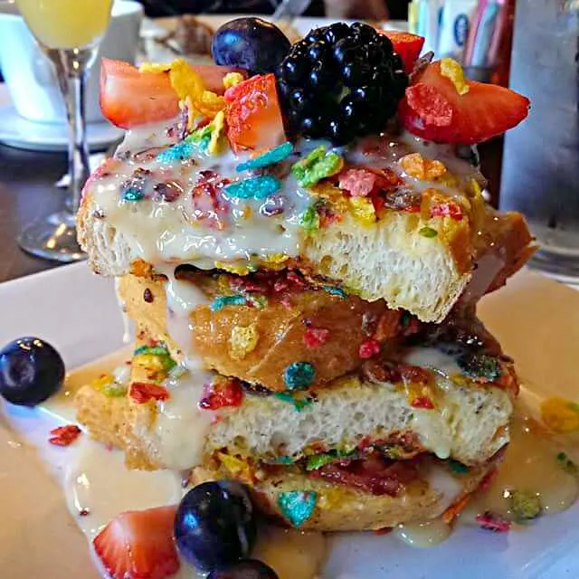 fruity pebble french toast|CHUENCHAIさん