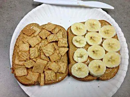 Cinnamon toast crunch peanut butter banana sandwich|CHUENCHAIさん