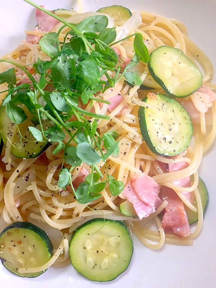 ベーコンとズッキーニと玉ねぎのパスタ|旨辛ろ〜もん 無添加・手作りラー油さん