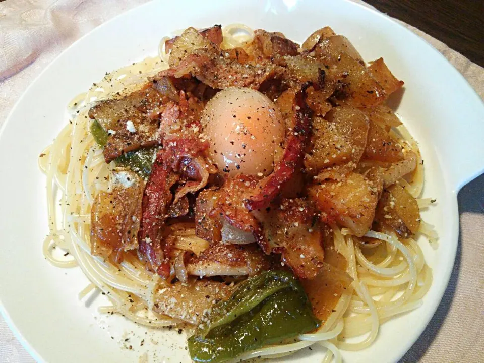 安いイベリコ豚が手に入ったので、野菜と一緒にソテーして、パスタに～♪ 冷凍卵載せ(^з^)-☆|quitaさん