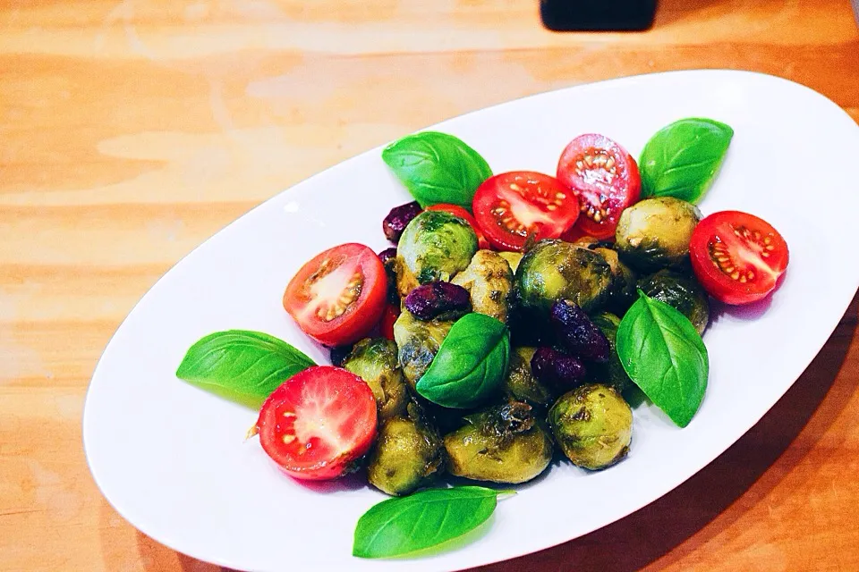 Brussel sprouts marinated w balsamic vinegar. Basils were harvested from my garden🌱 #vegan|Leahさん