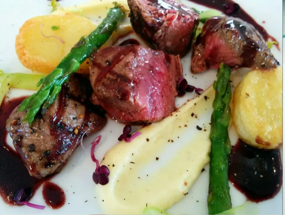 Grilled Venison, asparagus and parsnip puree with potatoe fondants & red wine sauce|Danielさん