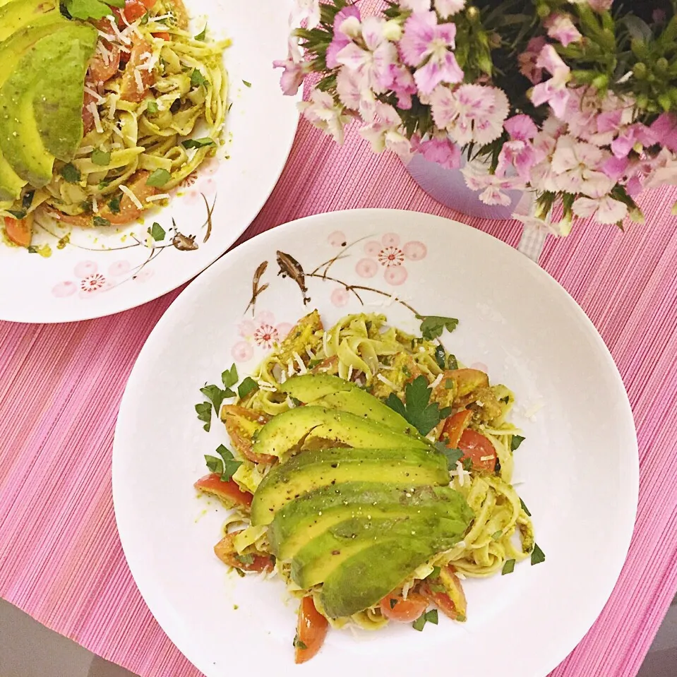 Pesto Linguine with Avocado & Tomatoes|Prisca Erさん