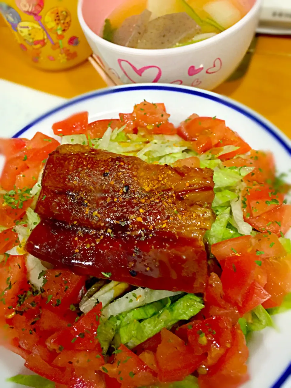 🐷豚の角煮丼  🍅  蕪とコンニャクのお味噌汁|ch＊K*∀o(^^*)♪さん