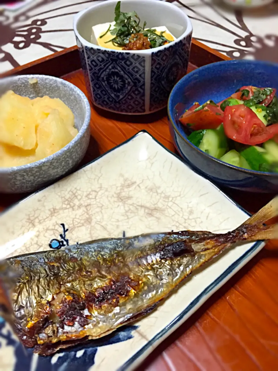 アジの塩焼き・玉ねぎの味噌汁・冷奴・じゃがいもの明太ソース和え・大葉たっぷりサラダ|reiさん